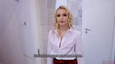 Jong kolleezje famke cheats op har freon mei syn freon | POV en cum binnen har kut!