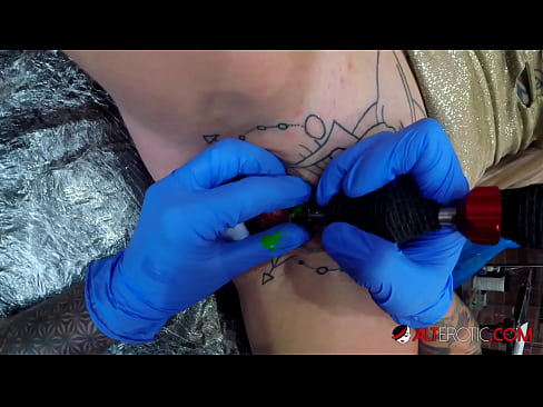 ❤️ Ekstreem tattooed hottie Sully Savage krige in tattoo op har klitoris Porno by porno fy.pornolymp.ru ️❤